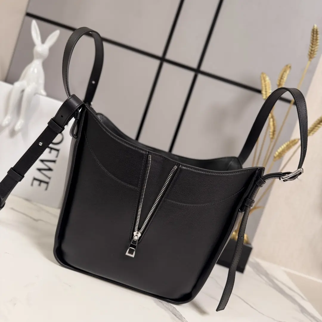 Loewe Style Black Leather Shoulder Bag Lookbook Reference image 3