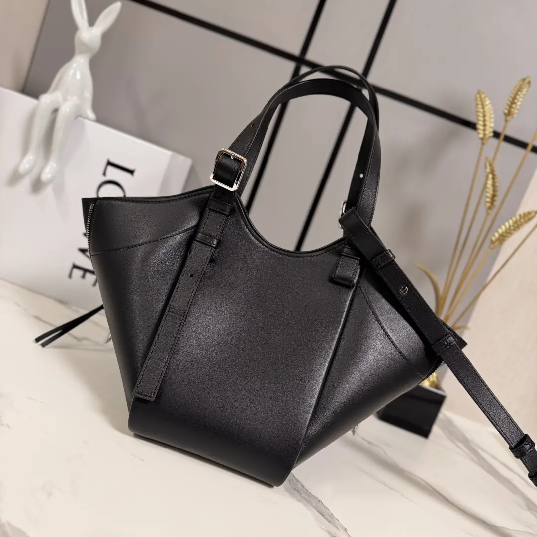 Loewe Style Black Leather Shoulder Bag Lookbook Reference image 4