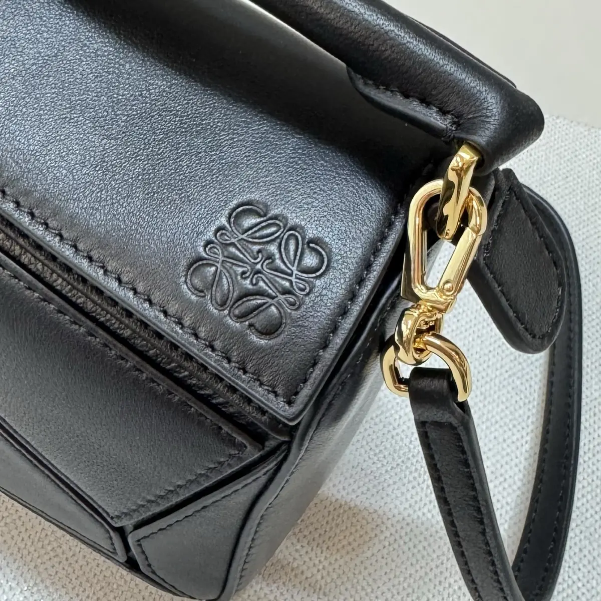 Loewe Style Black Leather Top Handle Bag Lookbook Reference image 5