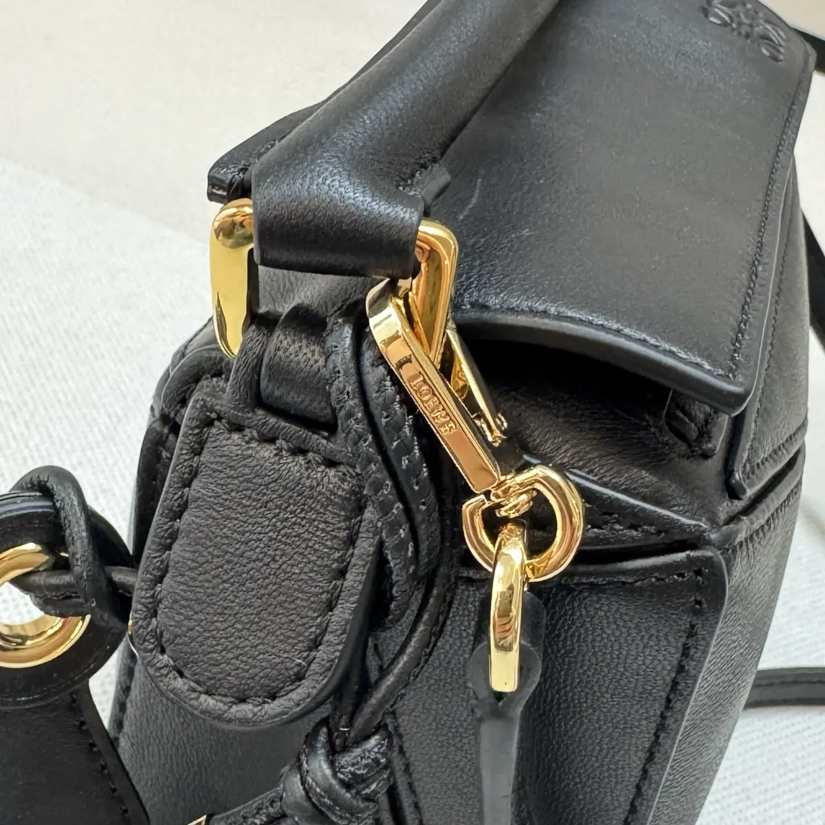 Loewe Style Black Leather Top Handle Bag Lookbook Reference image 6