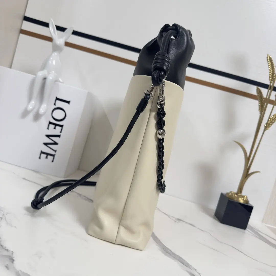Loewe Style Black Leather Tote Bag Lookbook Reference image 2