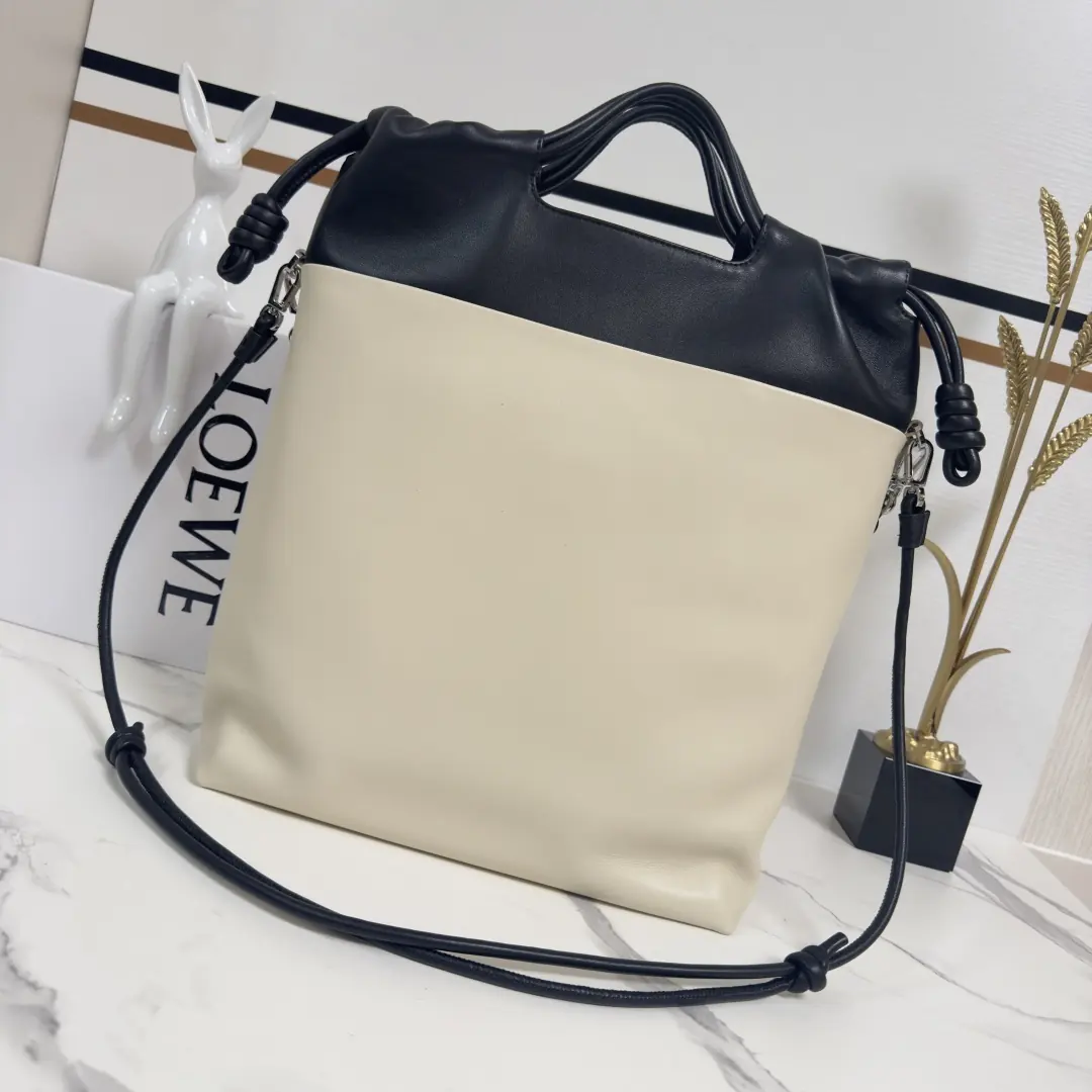 Loewe Style Black Leather Tote Bag Lookbook Reference image 3