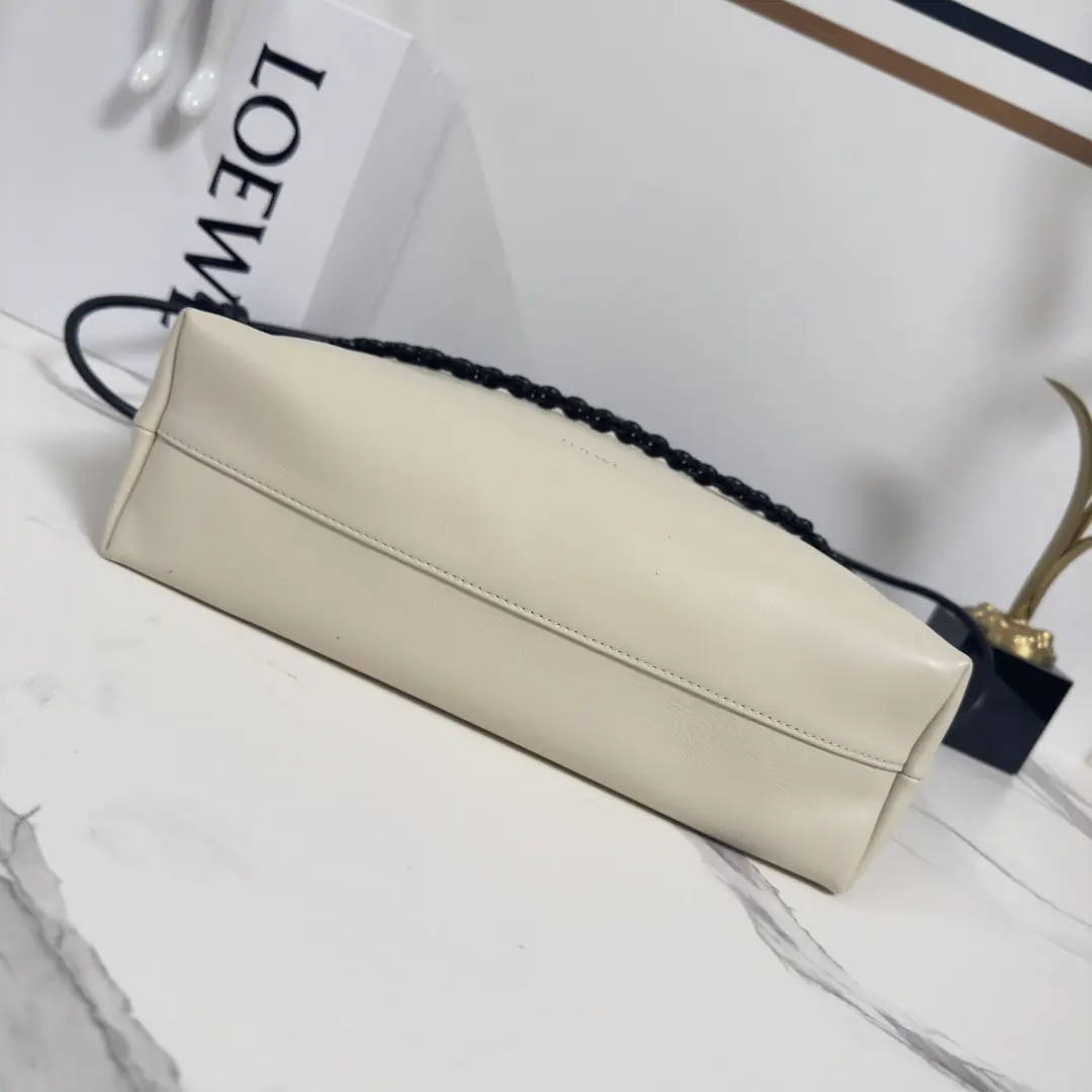 Loewe Style Black Leather Tote Bag Lookbook Reference image 4