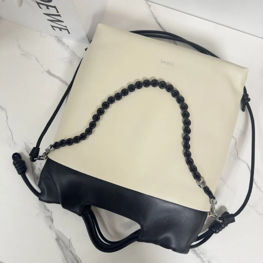 Loewe Style Black Leather Tote Bag Lookbook Reference image 5