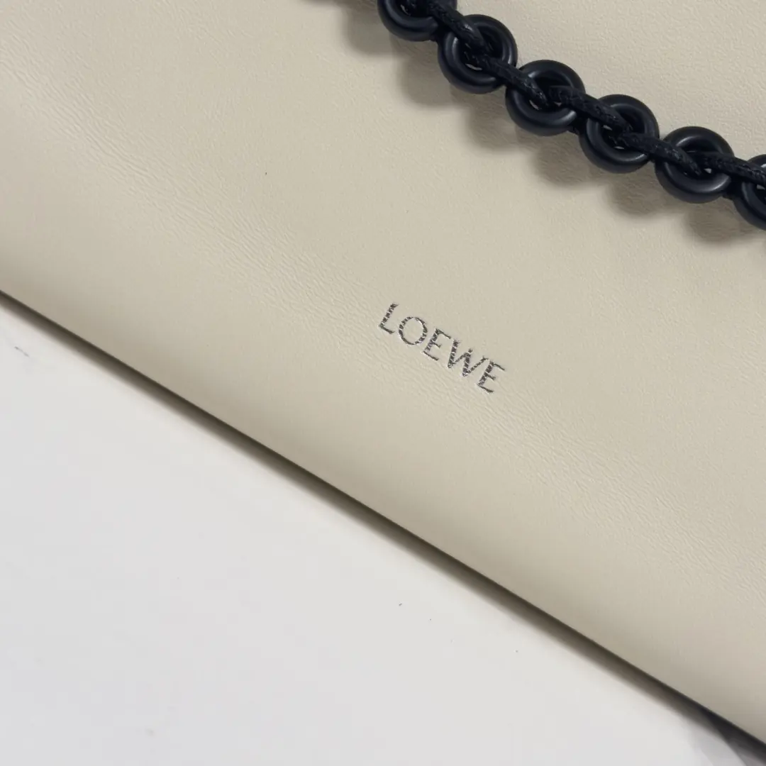 Loewe Style Black Leather Tote Bag Lookbook Reference image 6