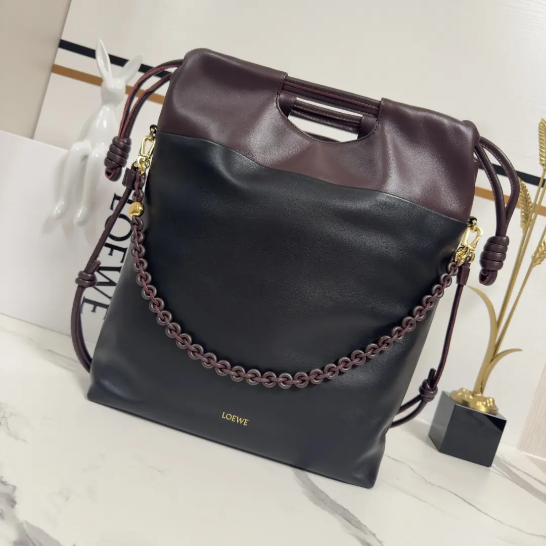 Loewe Style Black Leather Tote Bag Lookbook Reference image 1