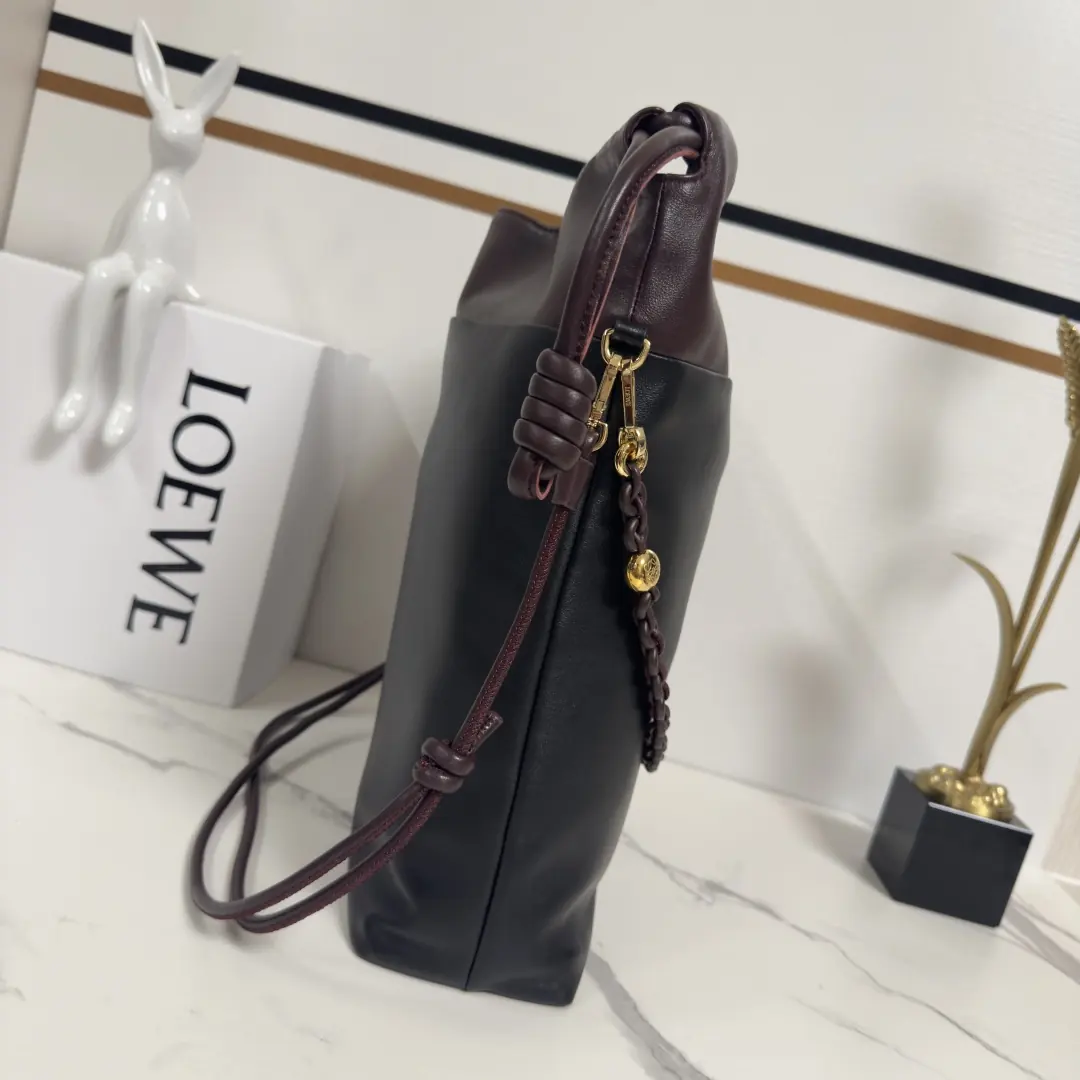 Loewe Style Black Leather Tote Bag Lookbook Reference image 2