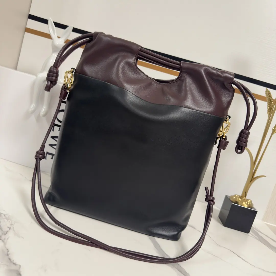 Loewe Style Black Leather Tote Bag Lookbook Reference image 3
