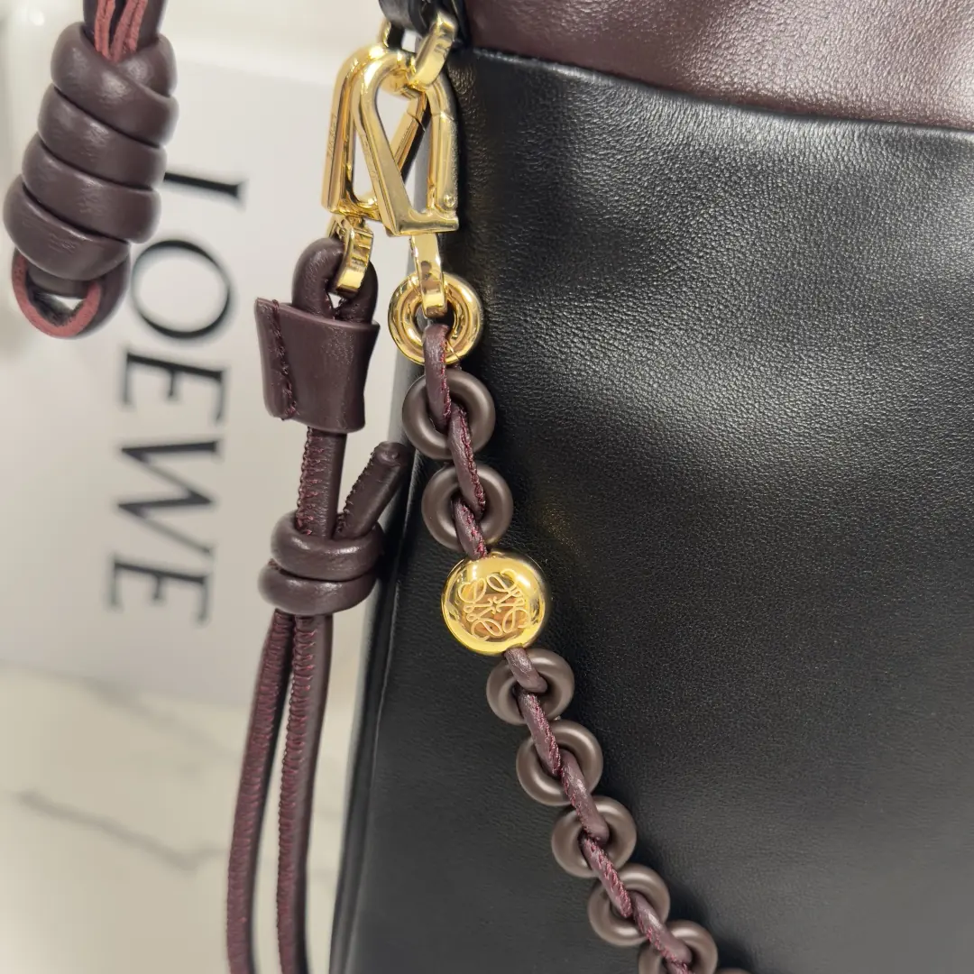 Loewe Style Black Leather Tote Bag Lookbook Reference image 6