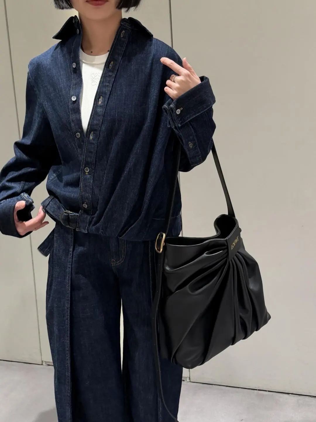 Loewe Style Black Leather Tote Bag Lookbook Reference image 6