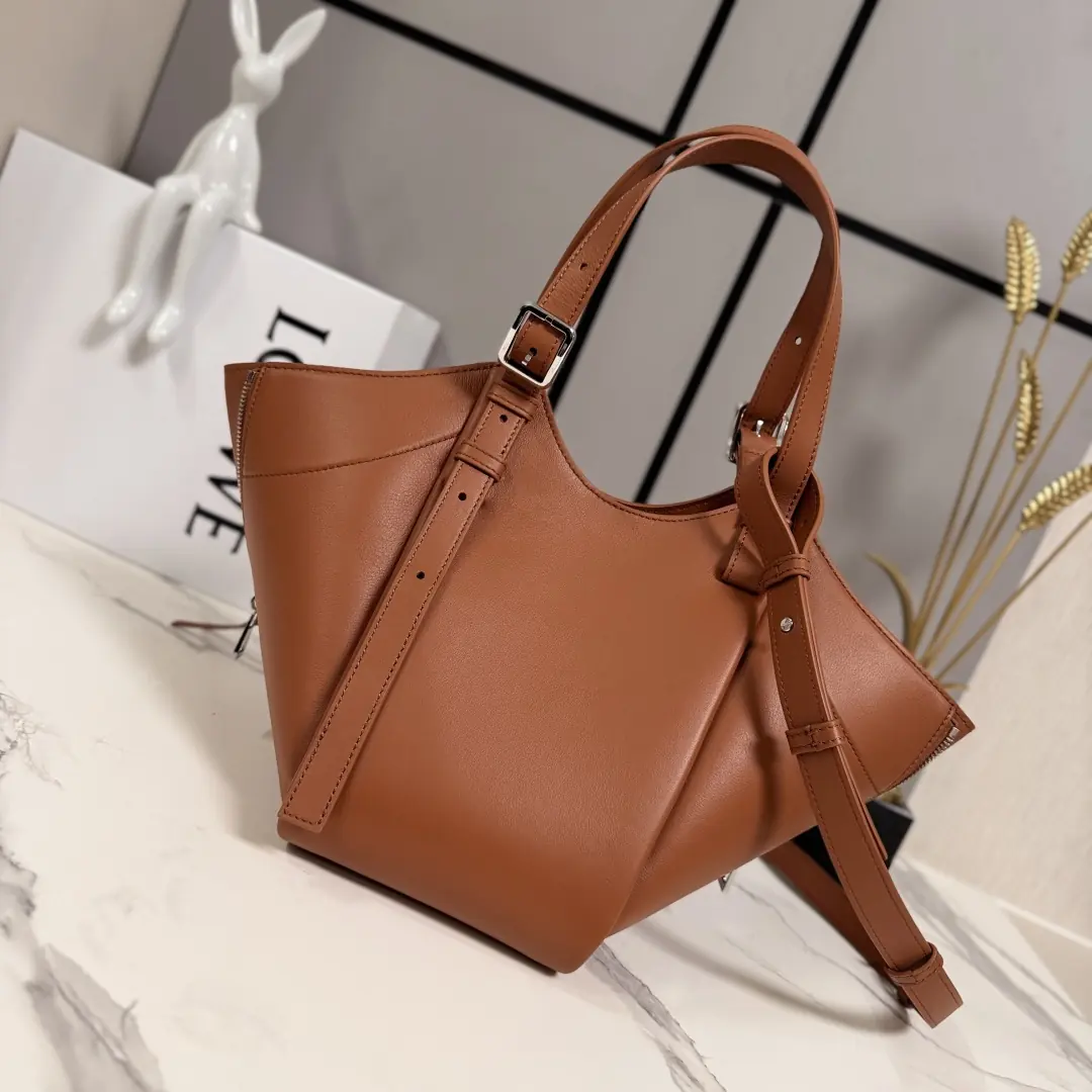 Loewe Style Brown Leather Shoulder Bag Lookbook Reference image 4