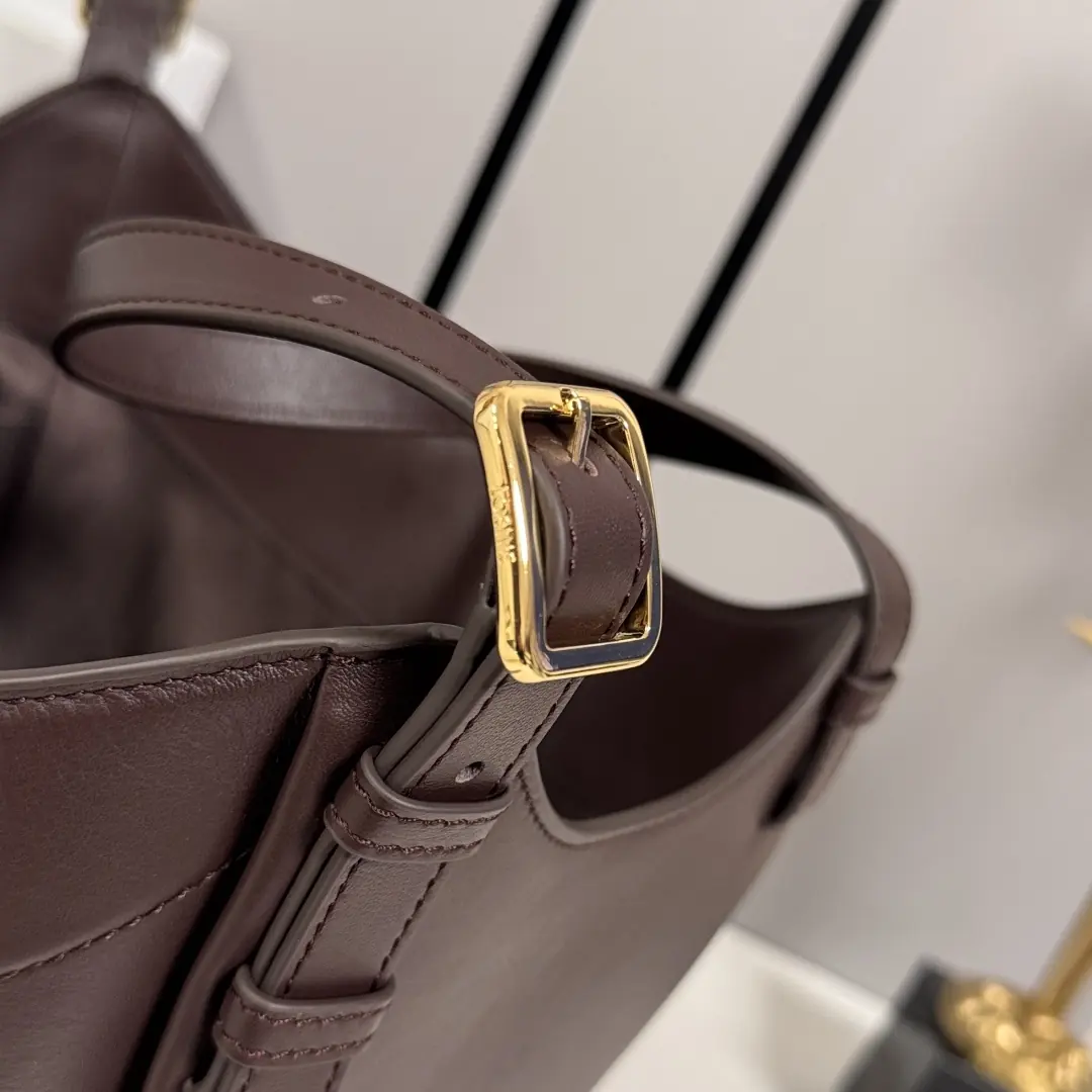 Loewe Style Brown Leather Shoulder Bag Lookbook Reference image 6