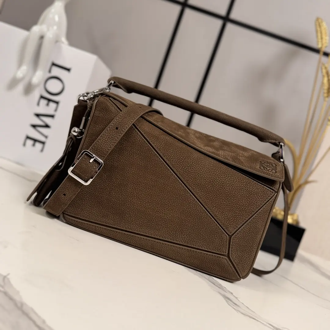 Loewe Style Green Leather Shoulder Bag Lookbook Reference image 1