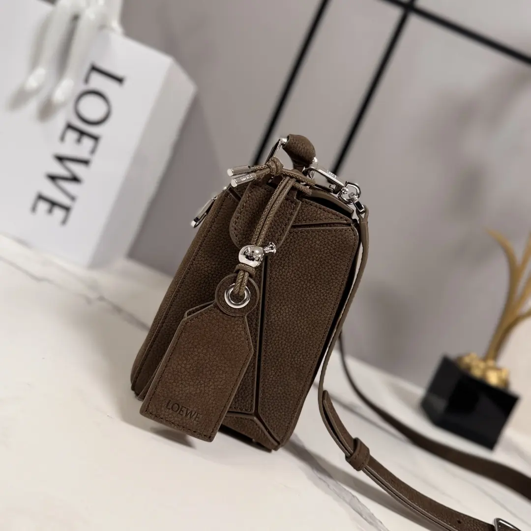 Loewe Style Green Leather Shoulder Bag Lookbook Reference image 2