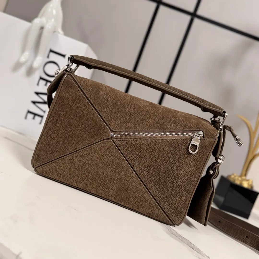 Loewe Style Green Leather Shoulder Bag Lookbook Reference image 3