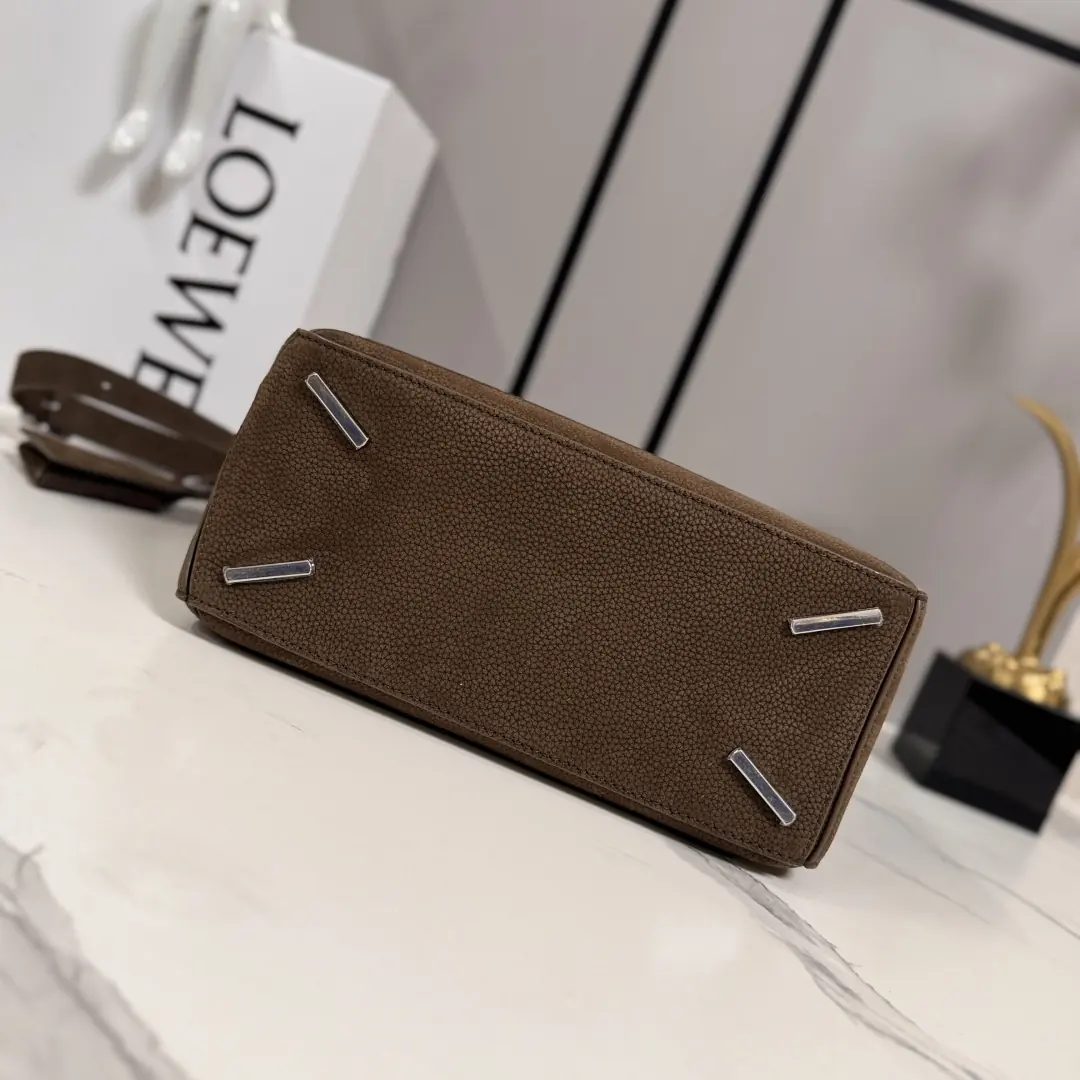 Loewe Style Green Leather Shoulder Bag Lookbook Reference image 4