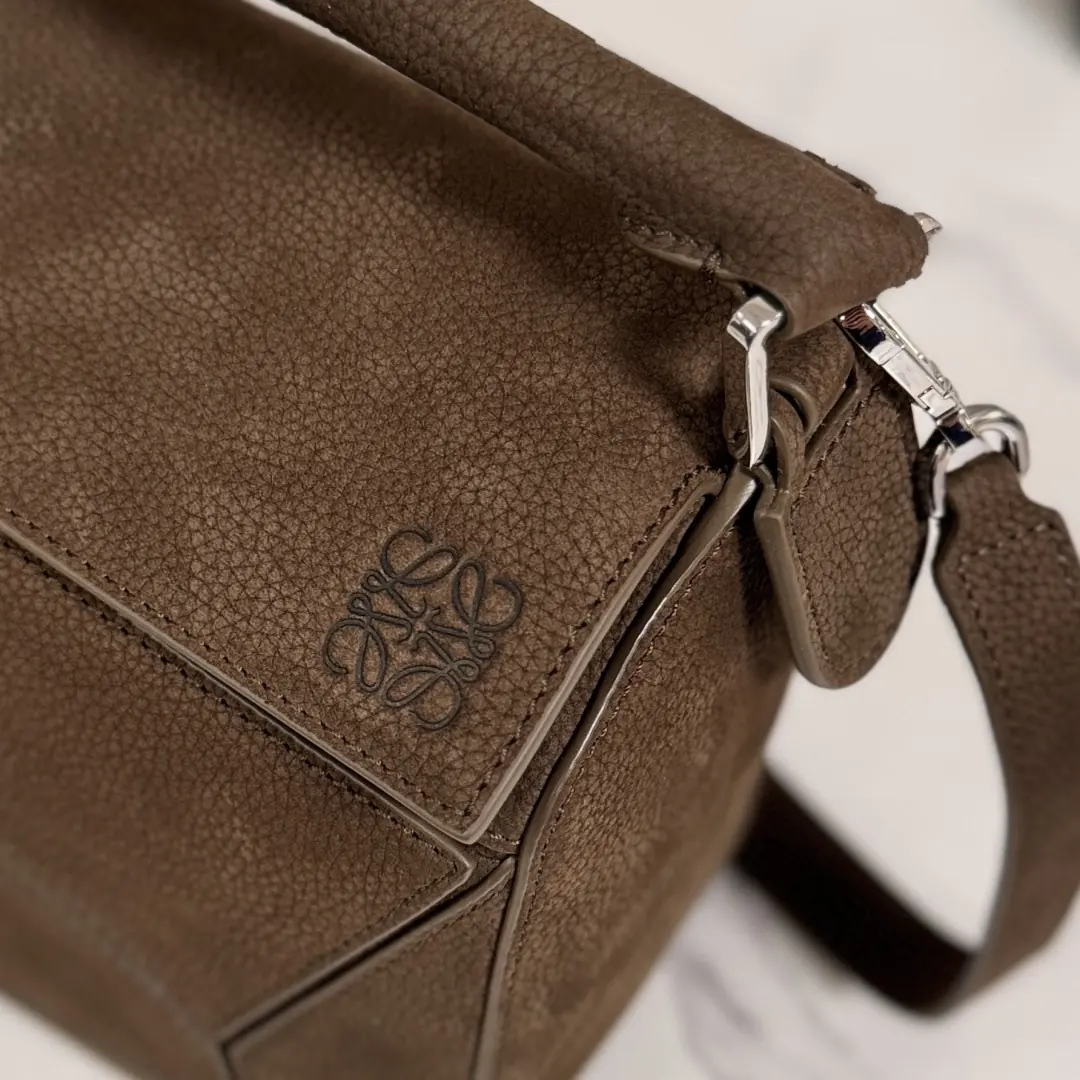 Loewe Style Green Leather Shoulder Bag Lookbook Reference image 5