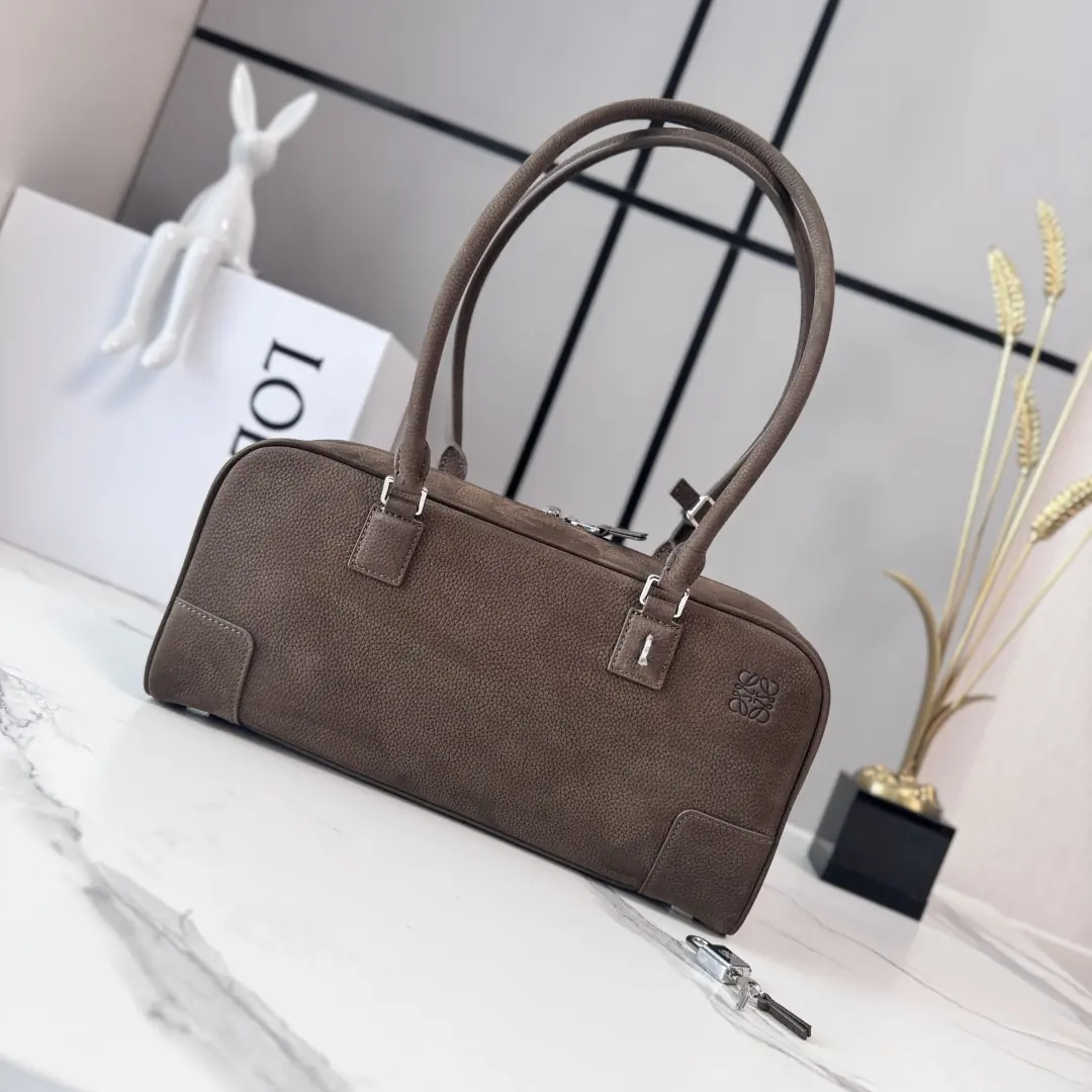 Loewe Style Green Leather Shoulder Bag Lookbook Reference image 1