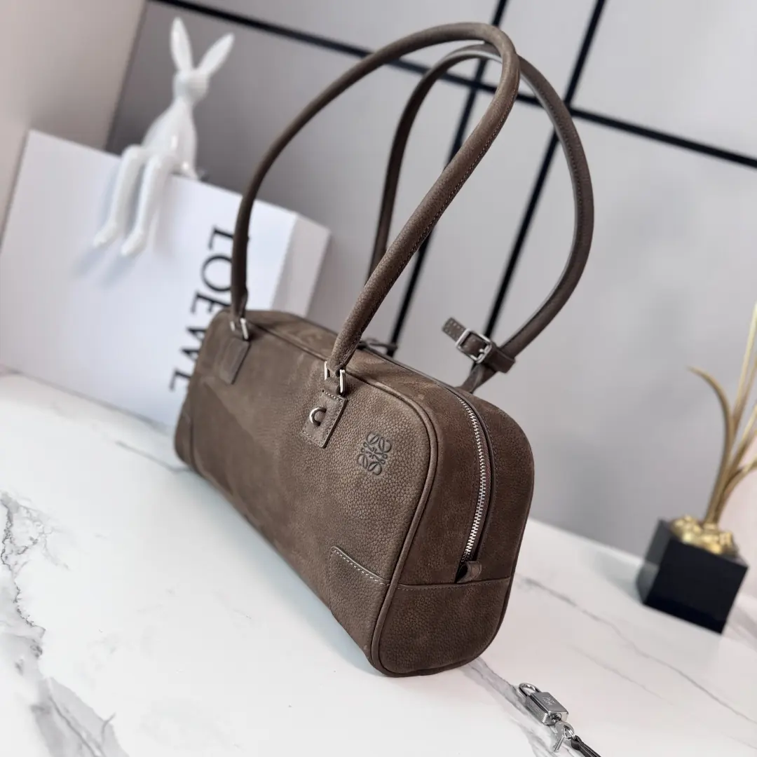 Loewe Style Green Leather Shoulder Bag Lookbook Reference image 2