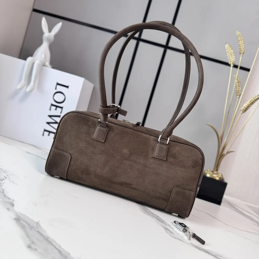 Loewe Style Green Leather Shoulder Bag Lookbook Reference image 3