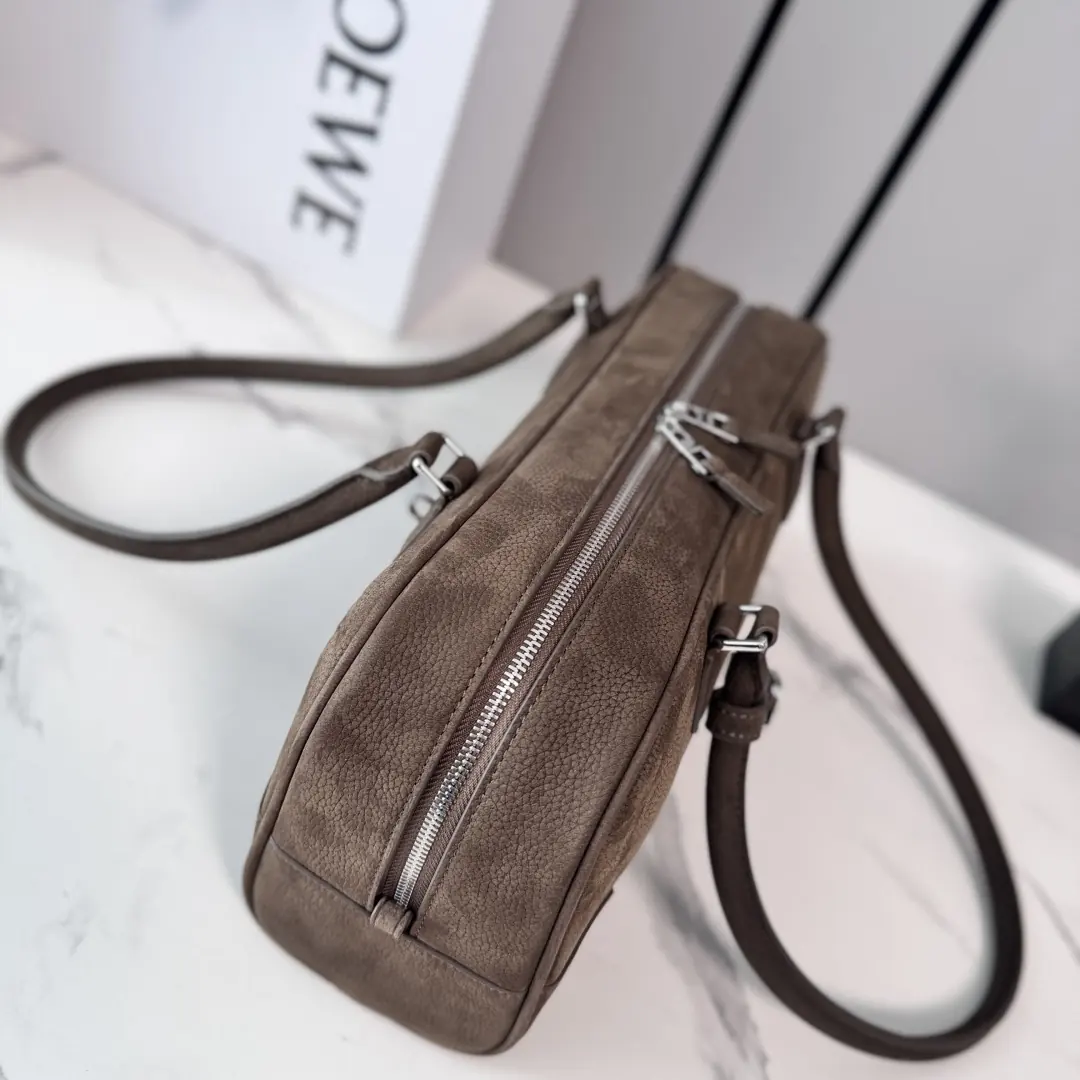 Loewe Style Green Leather Shoulder Bag Lookbook Reference image 4