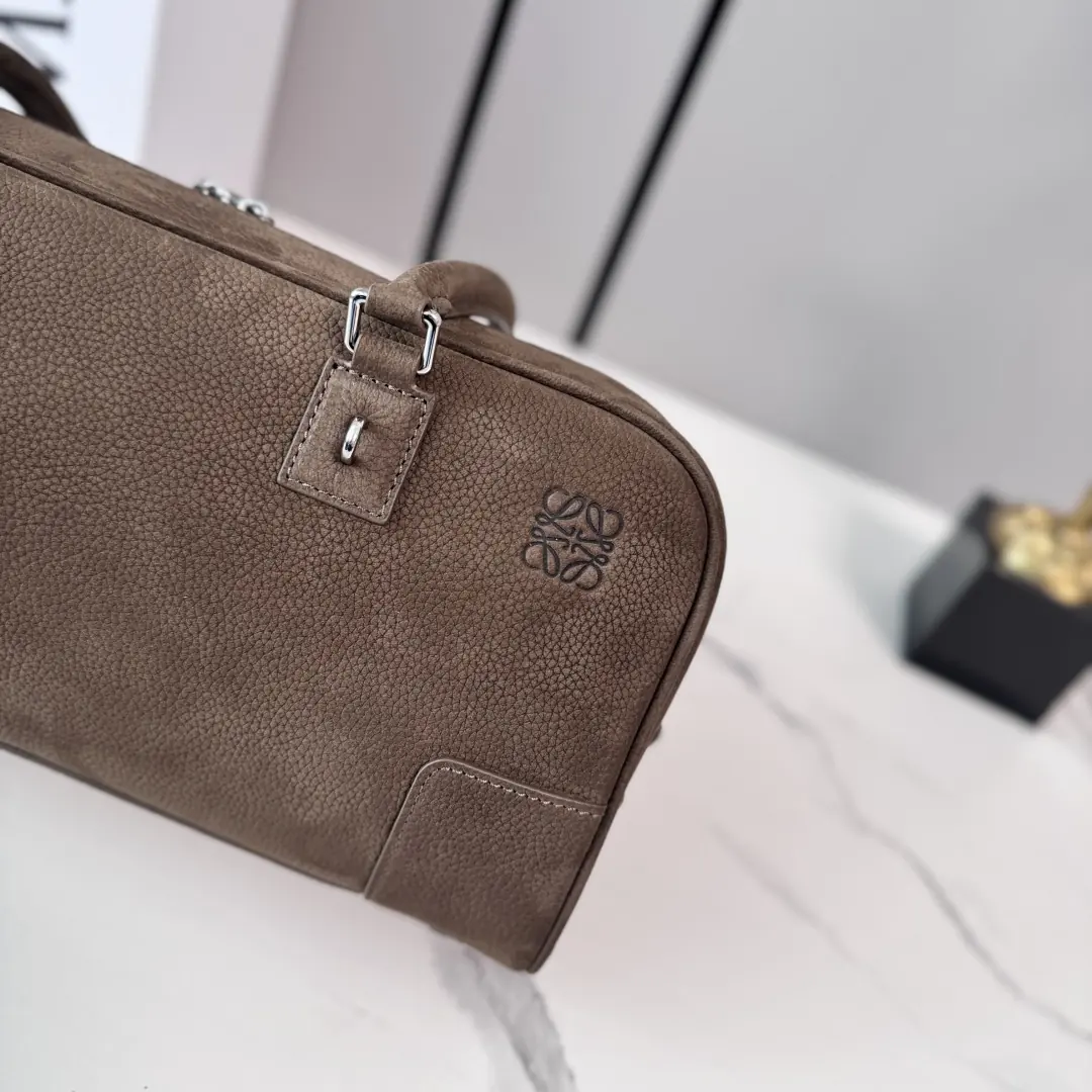 Loewe Style Green Leather Shoulder Bag Lookbook Reference image 5