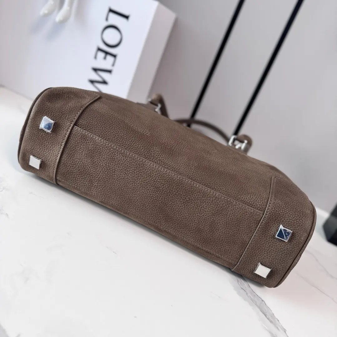 Loewe Style Green Leather Shoulder Bag Lookbook Reference image 6