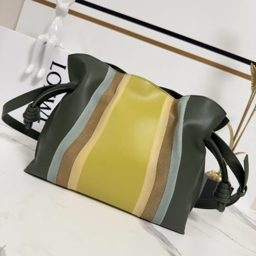 Loewe Style Green Leather Shoulder Bag Lookbook Reference image 3