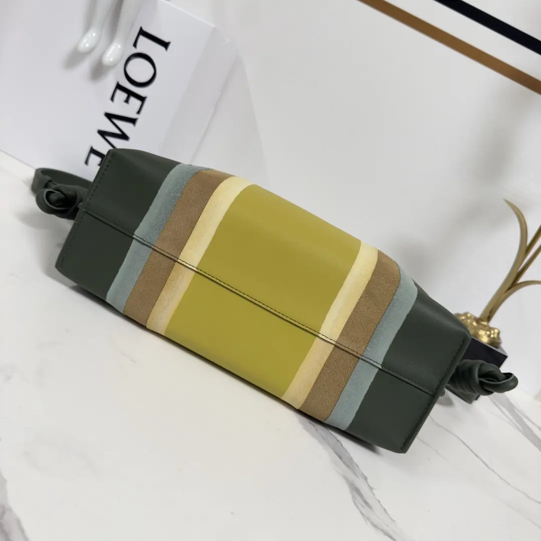 Loewe Style Green Leather Shoulder Bag Lookbook Reference image 4