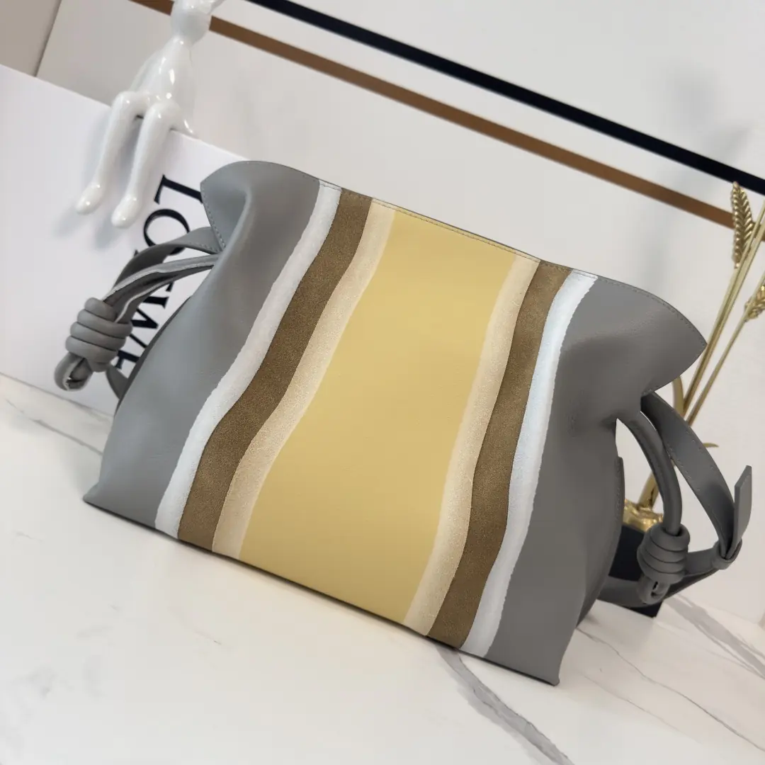 Loewe Style Grey Leather Shoulder Bag Lookbook Reference image 3