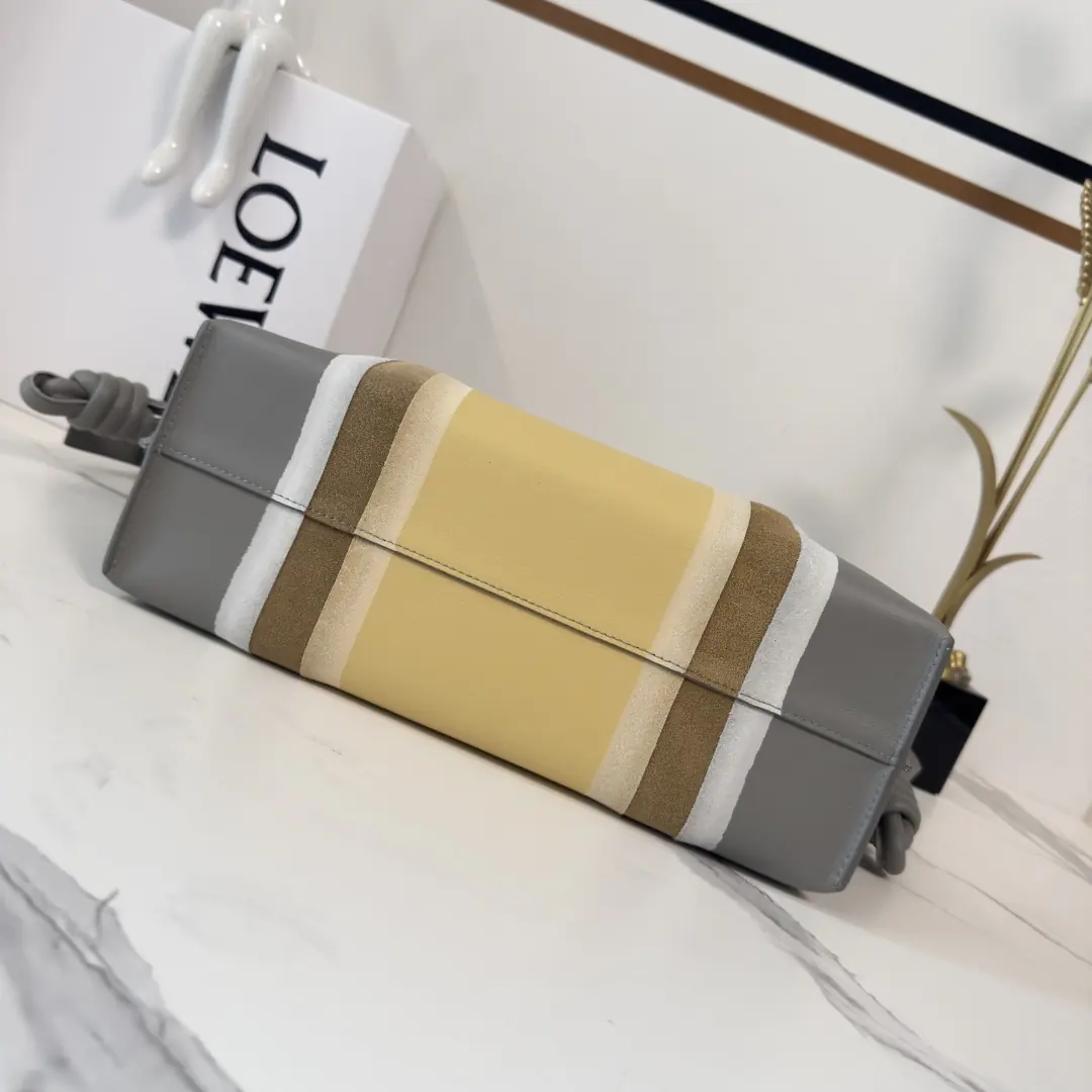 Loewe Style Grey Leather Shoulder Bag Lookbook Reference image 4