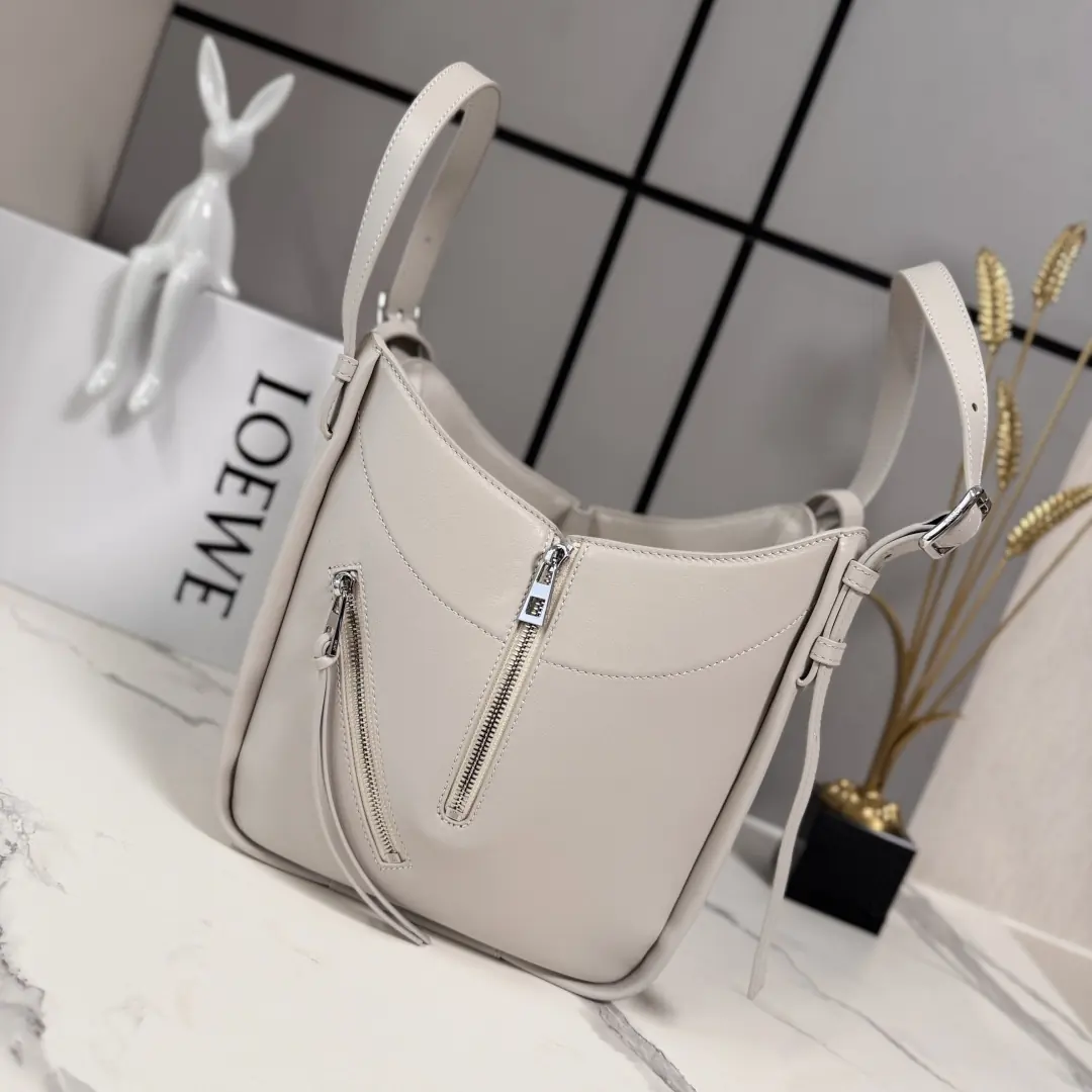 Loewe Style Grey Leather Shoulder Bag Lookbook Reference image 2