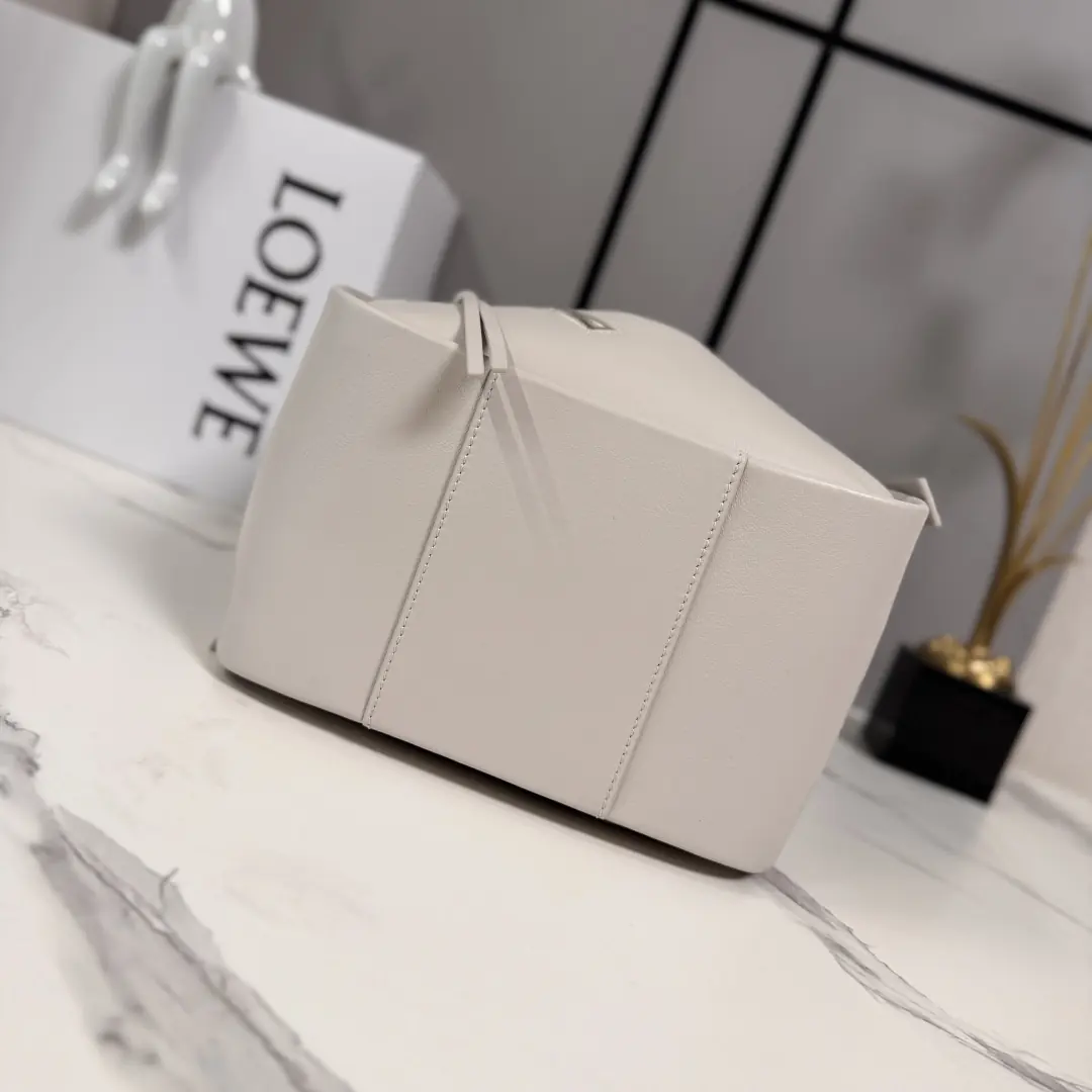 Loewe Style Grey Leather Shoulder Bag Lookbook Reference image 3