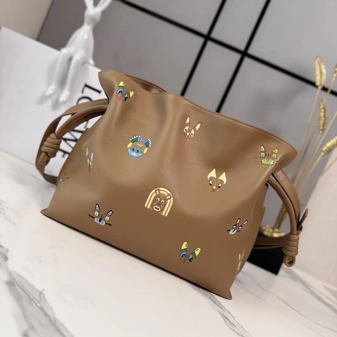 Loewe Style Leather Wallet Lookbook Reference image 3