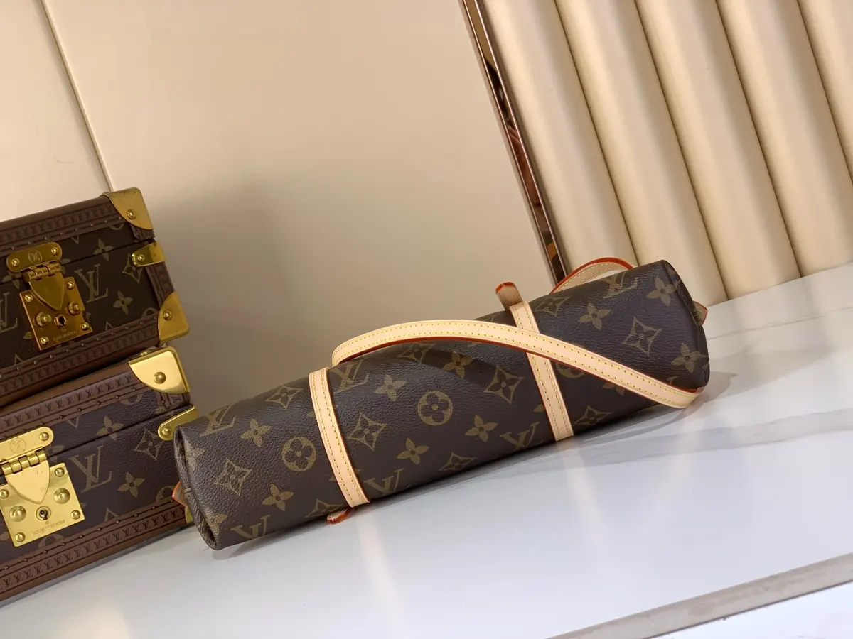 LV Style Beige Leather Card Holder Lookbook Reference image 4