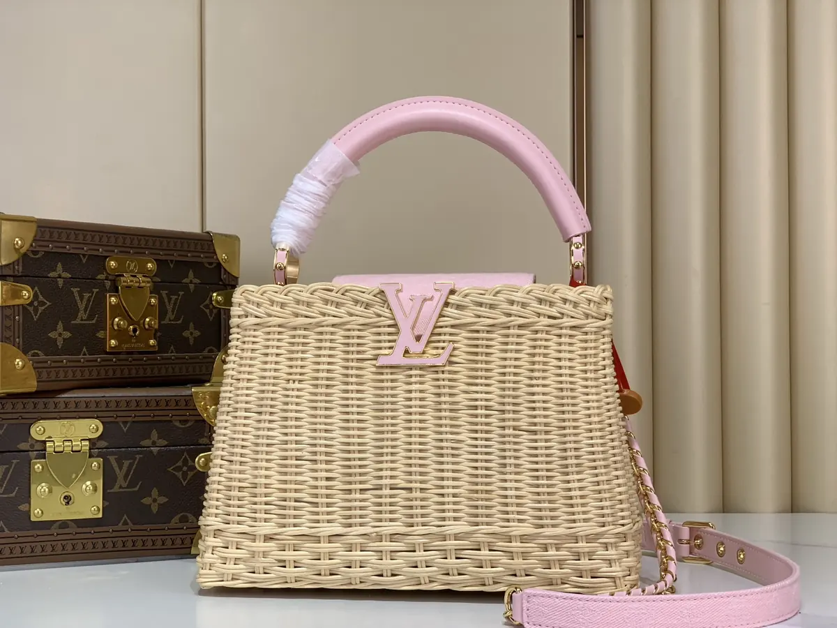 LV Style Beige Leather Chain Bag Lookbook Reference image 1