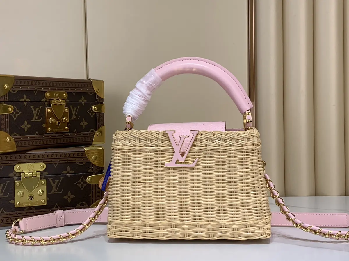 LV Style Beige Leather Chain Bag Lookbook Reference image 1