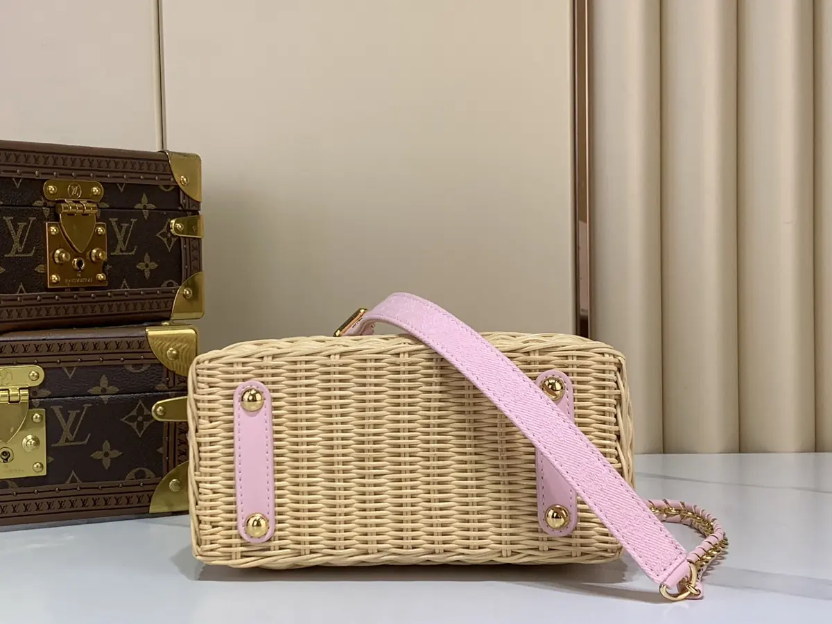 LV Style Beige Leather Chain Bag Lookbook Reference image 4