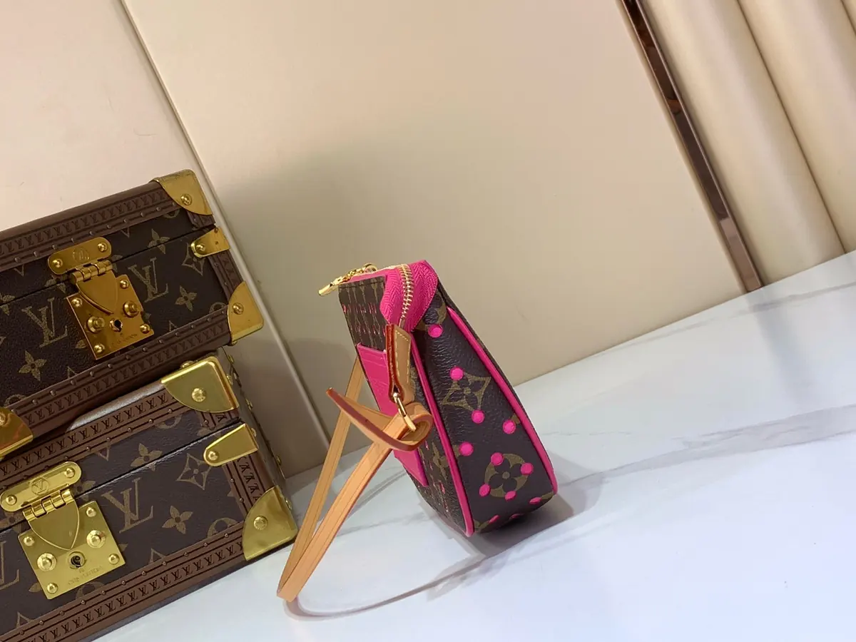 LV Style Beige Leather Clutch Bags detail image 2 from source 787709