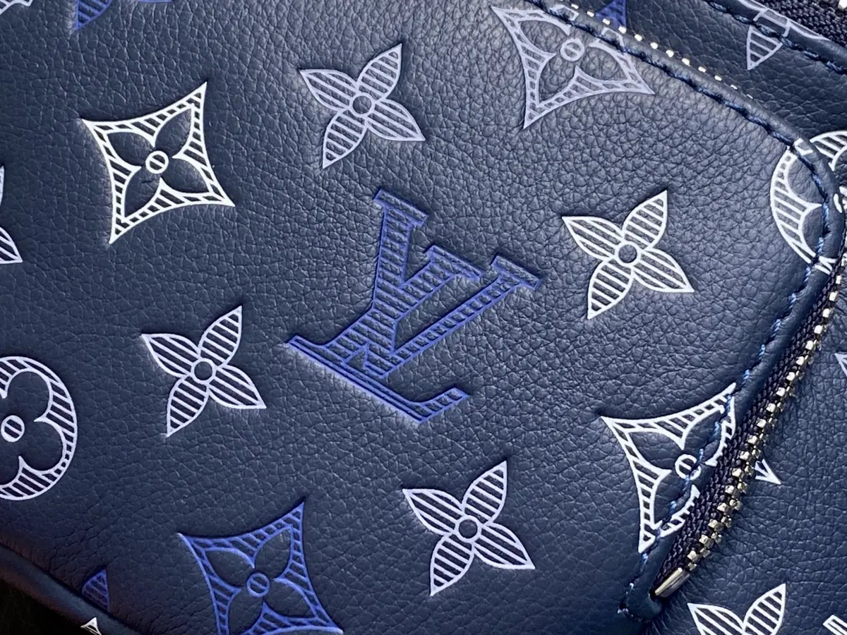 LV Style Beige Leather Crossbody Bag Lookbook Reference image 4