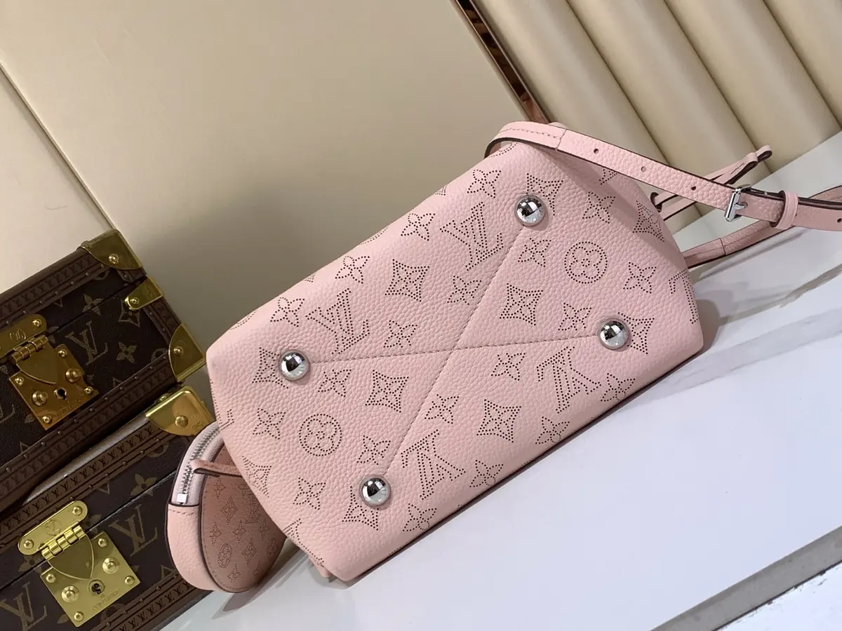 LV Style Beige Leather Crossbody Bag Lookbook Reference image 4