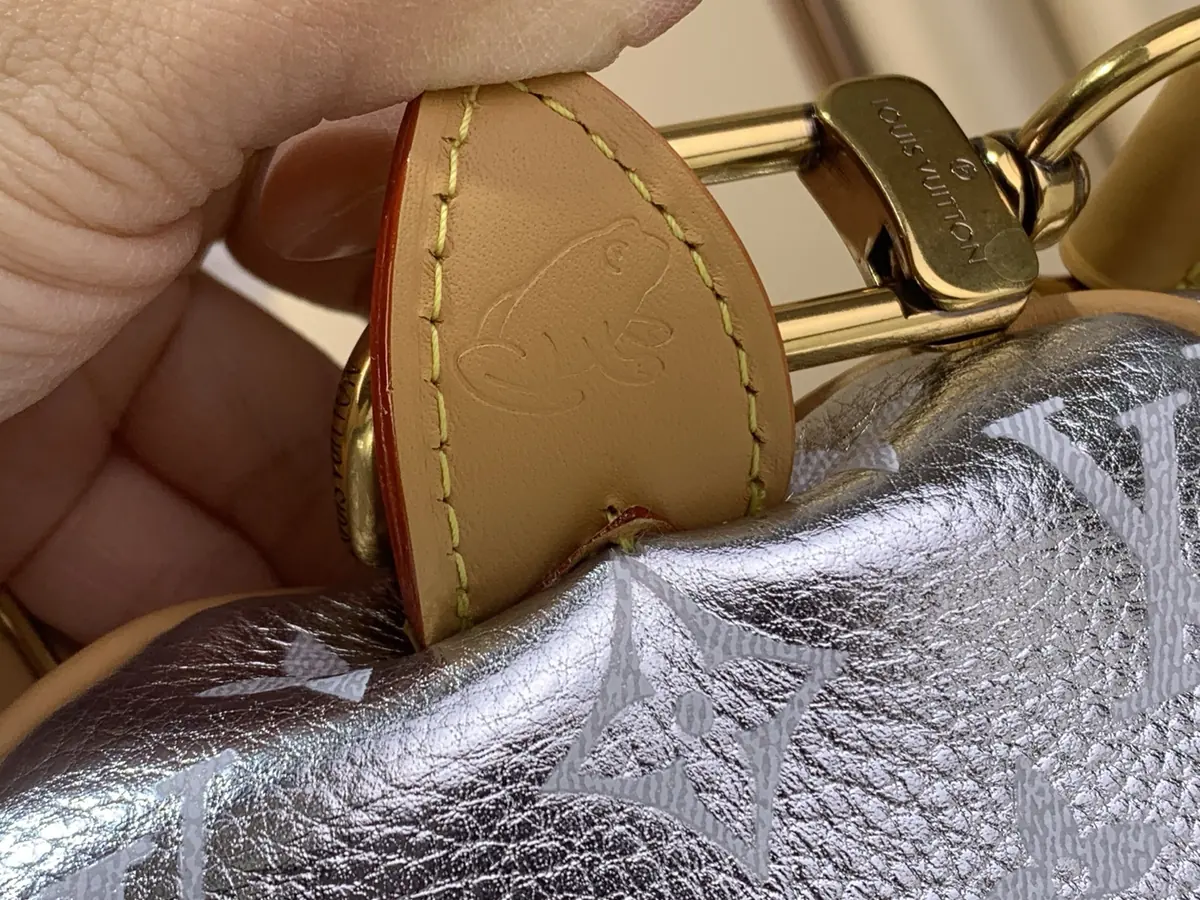 LV Style Beige Leather Shoulder Bag Lookbook Reference image 5