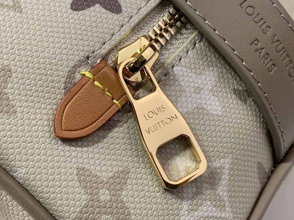 LV Style Beige Leather Toiletry Bag Lookbook Reference image 5