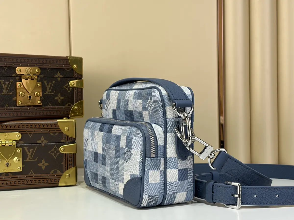 LV Style Black Canvas Messenger Bag Lookbook Reference image 2