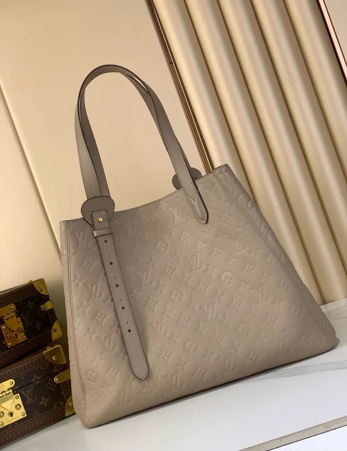 LV Style Grey Leather Tote Bag Lookbook Reference image 3