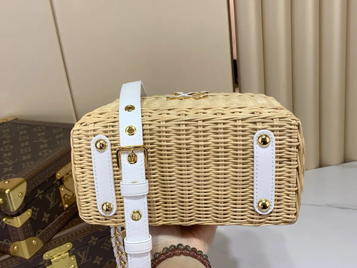 LV Style White Leather Chain Bag Lookbook Reference image 4