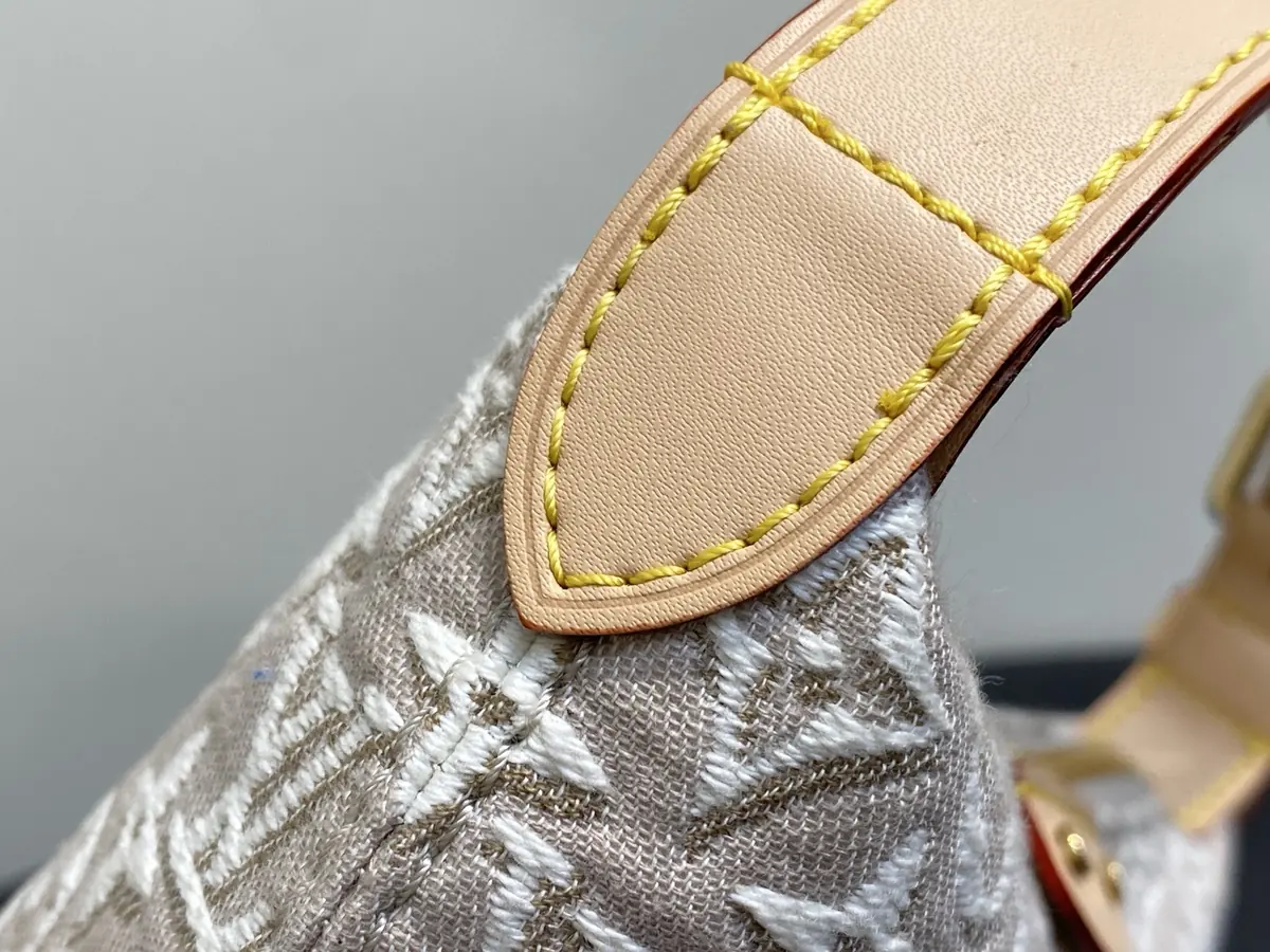 LV Style White Leather Clutch Bags detail image 6 from source 787718