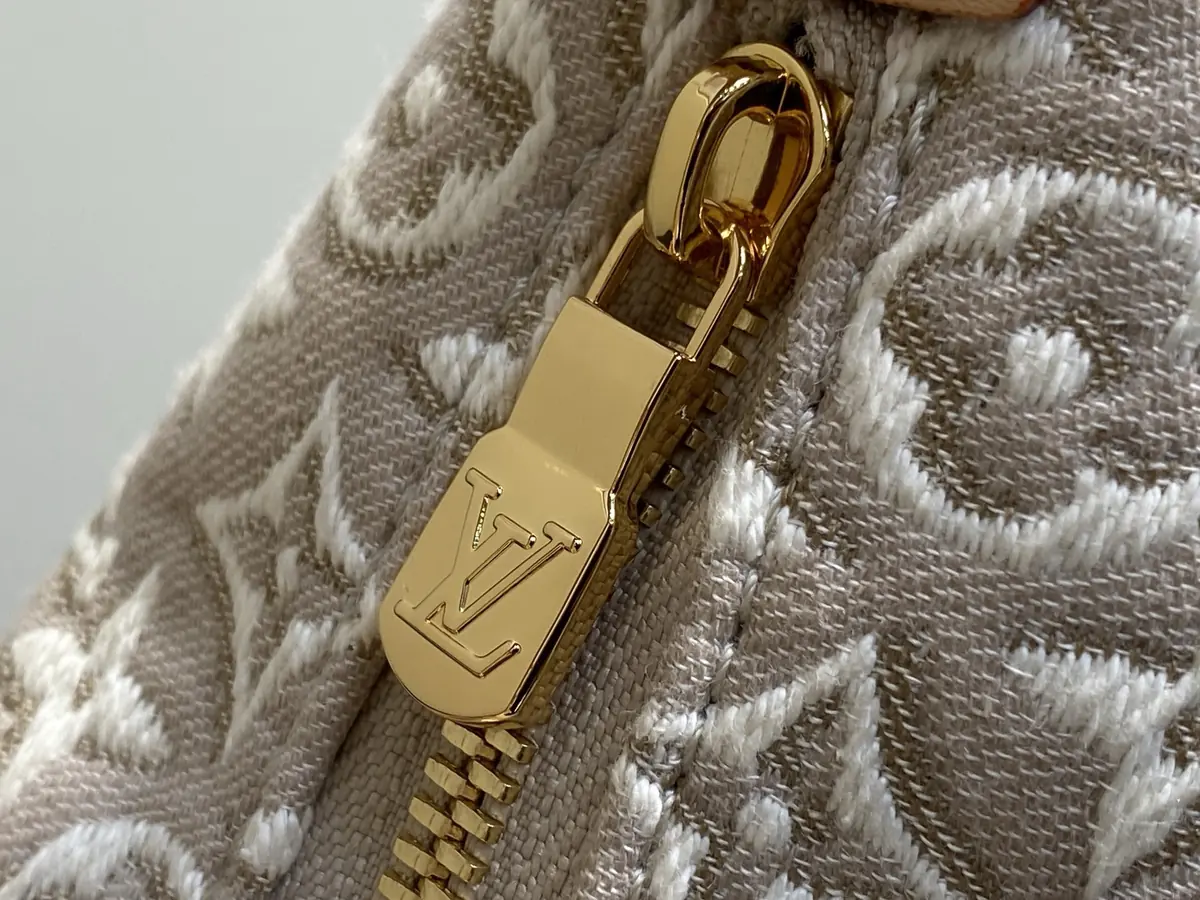 LV Style White Leather Clutch Bags detail image 7 from source 787718