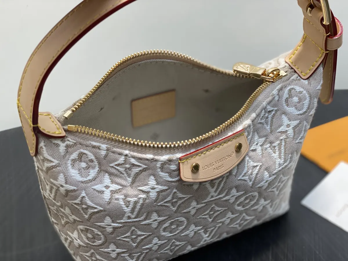 LV Style White Leather Clutch Bags detail image 8 from source 787718