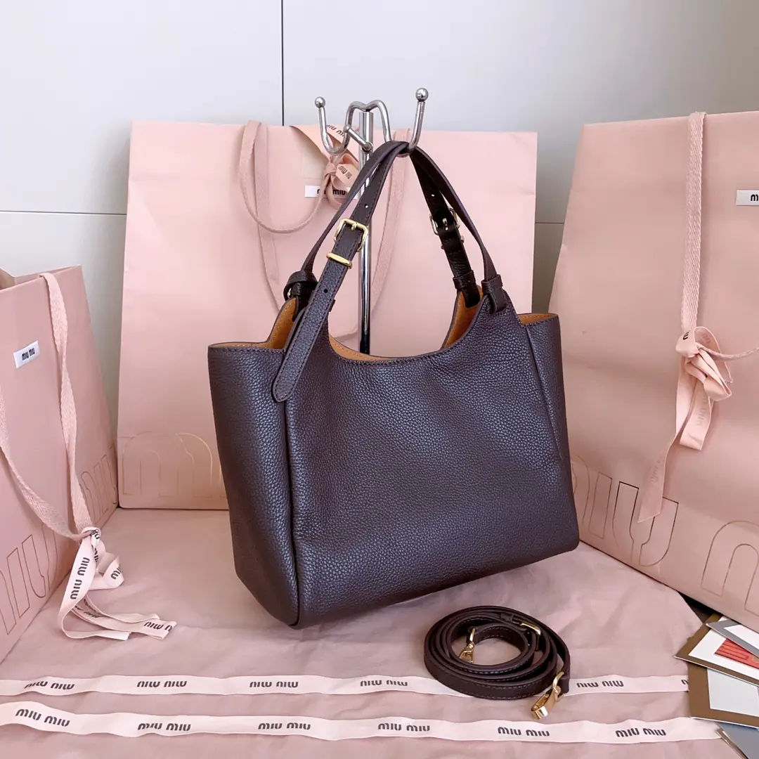 Miu Miu Style Leather Tote Bag Lookbook Reference image 3